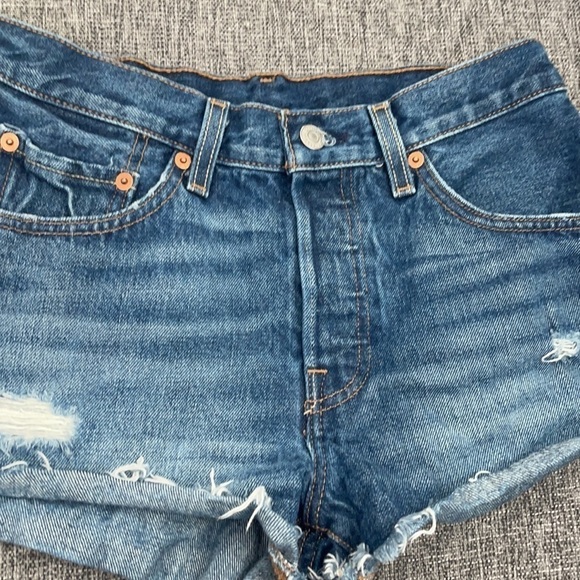 Levi's 501 distressed jean short - Picture 2 of 8